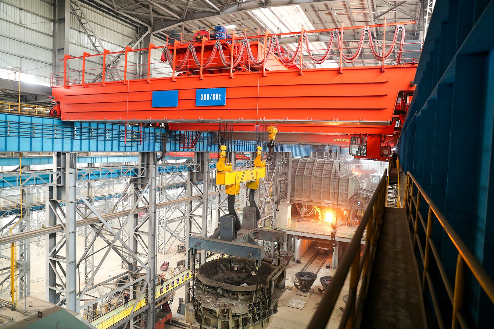 The working environment of metallurgical casting crane